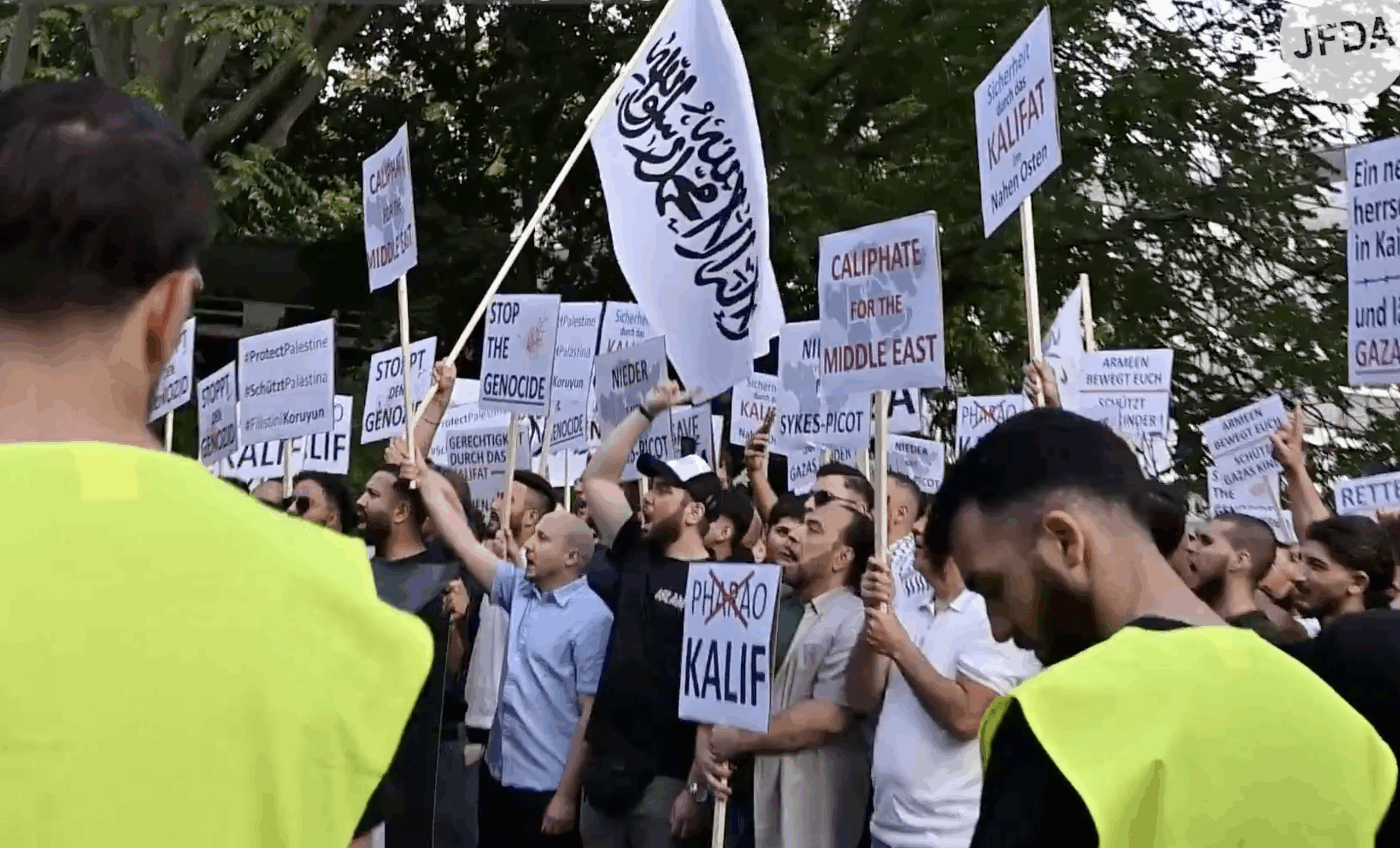 Courts allows anti-Semitic Islamist march, while police conduct house raids over ‘insults’ and ‘hate speech,’ warns FDP’s Kubicki